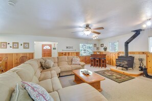 Living Room | Full Sleeper Sofa | Central Heating | Smart TV
