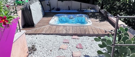 Outdoor spa tub