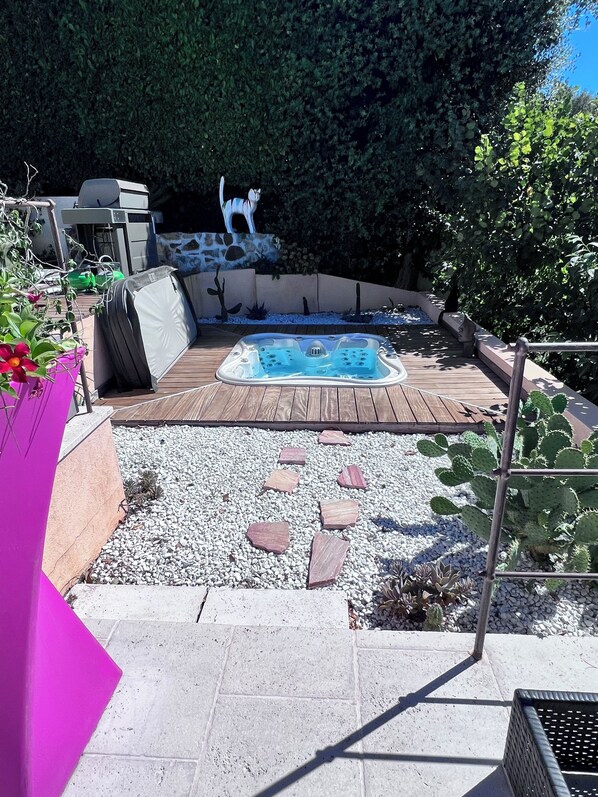 Outdoor spa tub