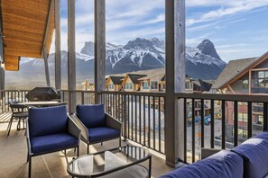 Breathtaking iconic mountain views from the deck