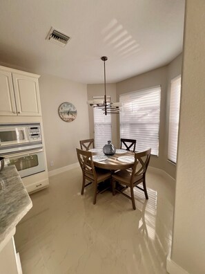 Breakfast nook
