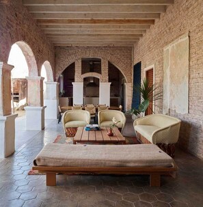 Common area lounge