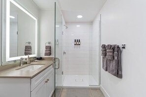 Fully stocked bathroom with Shampoo/Conditioner/Body Wash/ Hair Dryer/Hair Straightener