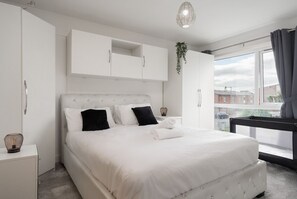 King Bedroom - Full beddings, linens, towel included. - Power Socket by the bed - Comfortably heated room - Strong wifi - Extra linen can be provided on request.