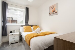 Double Bedroom - Full beddings, linens, towel included. - Power Socket by the bed - Comfortably heated room - Strong wifi - Extra linen can be provided on request.
