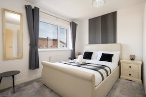 Double Bedroom - Full beddings, linens, towel included. - Power Socket by the bed - Comfortably heated room - Strong wifi - Extra linen can be provided on request.