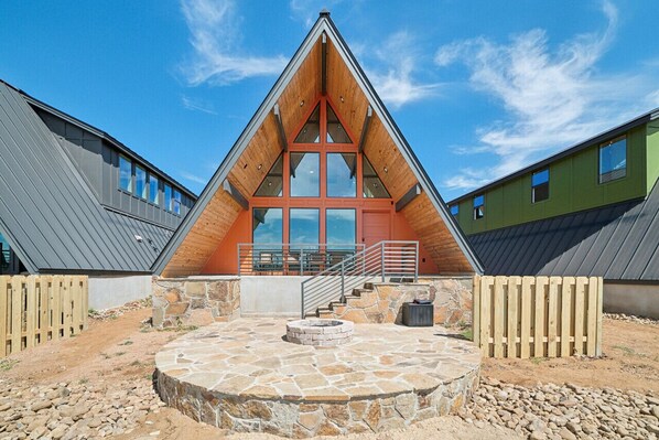 Luxury A-frame cabin w/ 3 bedrooms & 2 bathrooms