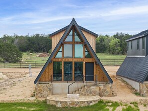Cabin 46: Cowboy themed luxury A-frame cabin w/ 3 bedrooms & 2 bathrooms