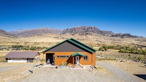 Cozy cabin getaway nestled in Cody, offering stunning mountain views and modern comforts, just a short drive to Yellowstone National Park.