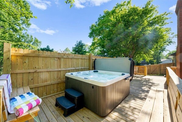 Outdoor spa tub