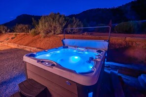 Hot tub for 7
