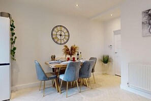 Discover the perfect dining experience with our app! Explore beautifully designed dining rooms that inspire your next gathering. 🍽️✨ #DiningInStyle #HomeDecor #AppFeatures