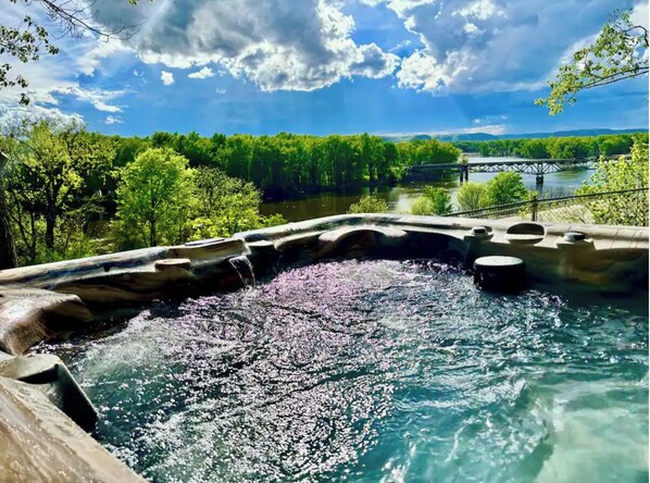 Outdoor spa tub