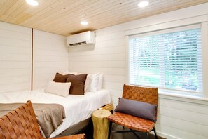 Studio | Queen Bed | Smart TV | Free WiFi | A/C & Heating
