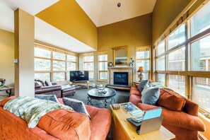 Keystone Silvermill Lodge corner unit with wide windows and views