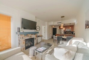 Living Room - Capitol Peak Lodge 1 Bedroom- Gondola Resorts