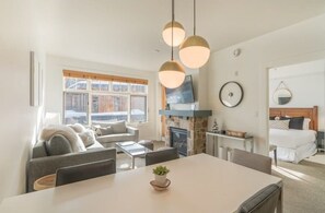 Dining Table- Capitol Peak Lodge 1 Bedroom- Gondola Resorts