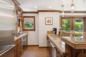 Gourmet Kitchen w/ Viking appliances