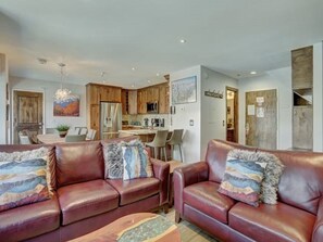 River Mountain Lodge 4 Bedroom Residence Living Room