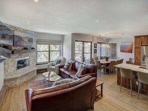 River Mountain Lodge 4 Bedroom Residence Living Room
