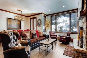 Comfortable condo with ski view