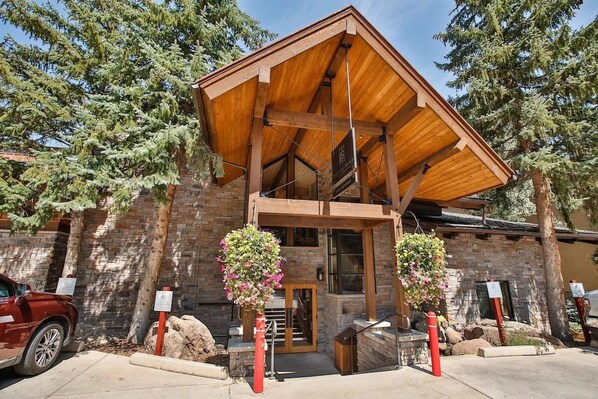 On-site concierge, luggage assistance and grocery/liquor delivery