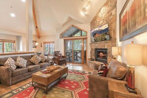 Spacious 2 Bedroom with vaulted ceilings