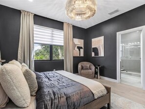 King size bed with private ensuite bathroom.