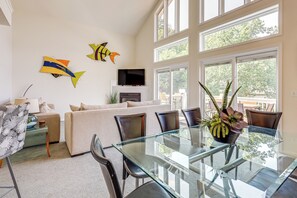 Dining Area | Dishware/Flatware Provided | 2nd Floor
