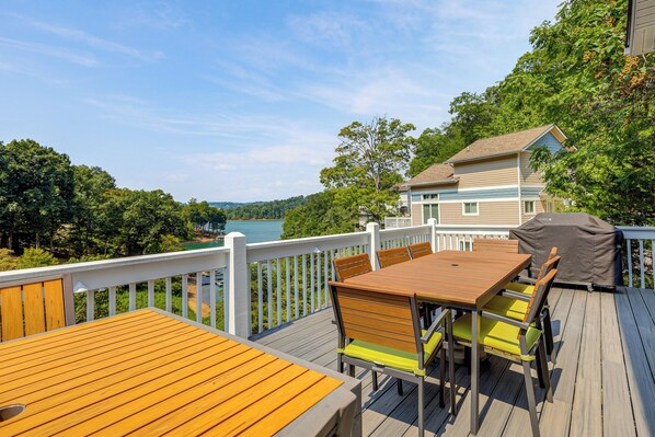 LaFollette Vacation Rental | 3BR | 3BA | 2,688 Sq Ft | Stairs Required