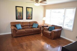 1st floor living room w/ flat screen