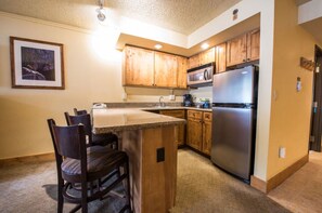 Functional kitchenette with all the essentials, ideal for preparing simple meals.