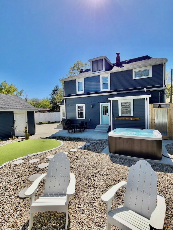 Back yard fun! Hot tub, mini golf, fire pit, corn hole! 0.5 mile to downtown