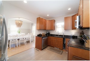 Full kitchen w/stainless steel appliances and all kitchen essentials