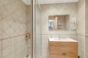 Badezimmer mit Dusche