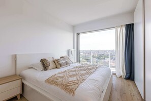 Double bedroom with city views and direct access to terrace