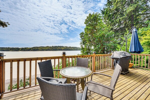 Shelton Vacation Rental | 3BR | 2.5BA | 1,556 Sq Ft | Stairs Required