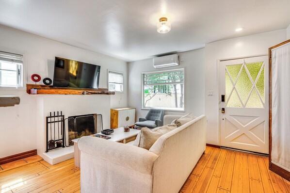 Venice Vacation Rental | 1BR | 1BA | 600 Sq Ft | 3 Steps Required