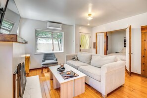 Living Room | Queen Sleeper Sofa | Smart TV | Free WiFi | Fireplace