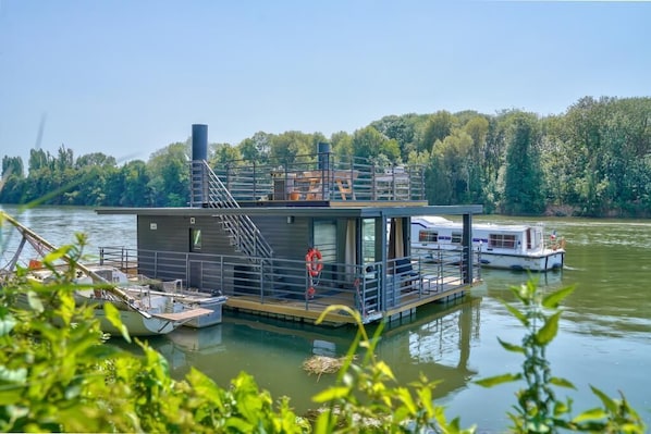 HouseBoat