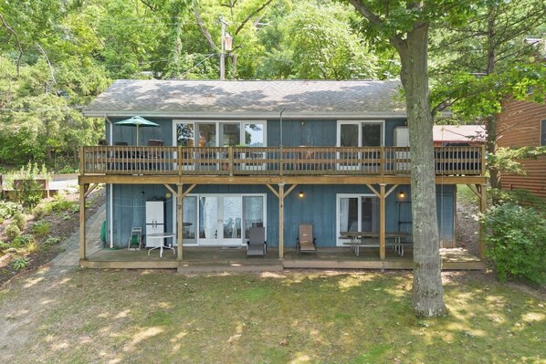 Charming lakeside retreat on Honeoye’s Willow Beach with a spacious deck and serene views. Perfect for morning coffee or sunset relaxation! 