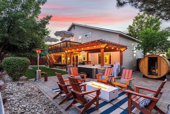 Backyard luxury! All your entertaining needs at the Pecan Retreat: hot tub, firepit, sauna, games, putting green, dining area for 10 and upper deck patio!