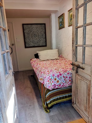 extra room with trundle bed