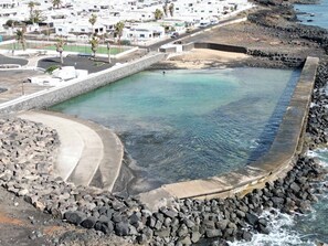 Piscina Natural Junto al Parque Infantil y Las Canchas deportivas Junto al Mar en Bayside Kalendra - Jable: Un Retiro Escondido Junto al Mar