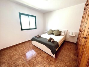 Dormitorio Principal en Bayside Kalendra - Jable: Un Retiro Escondido Junto al Mar
