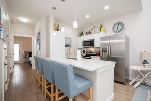 Breakfast bar and well-equipped kitchen