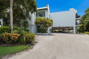 The Twins Hideaway at Sun Plaza West