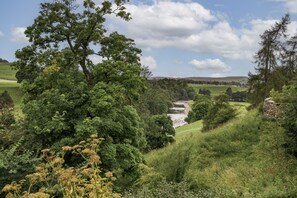 Lythe Barn, Grassington: Amazing views of the river Wharfe from the sitting room and front of the cottage