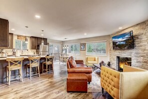 Open concept living room/kitchen