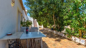 At the back of the house there is a table with chairs, perfect to enjoy meals outside
#patio #outside #algarve #portugal